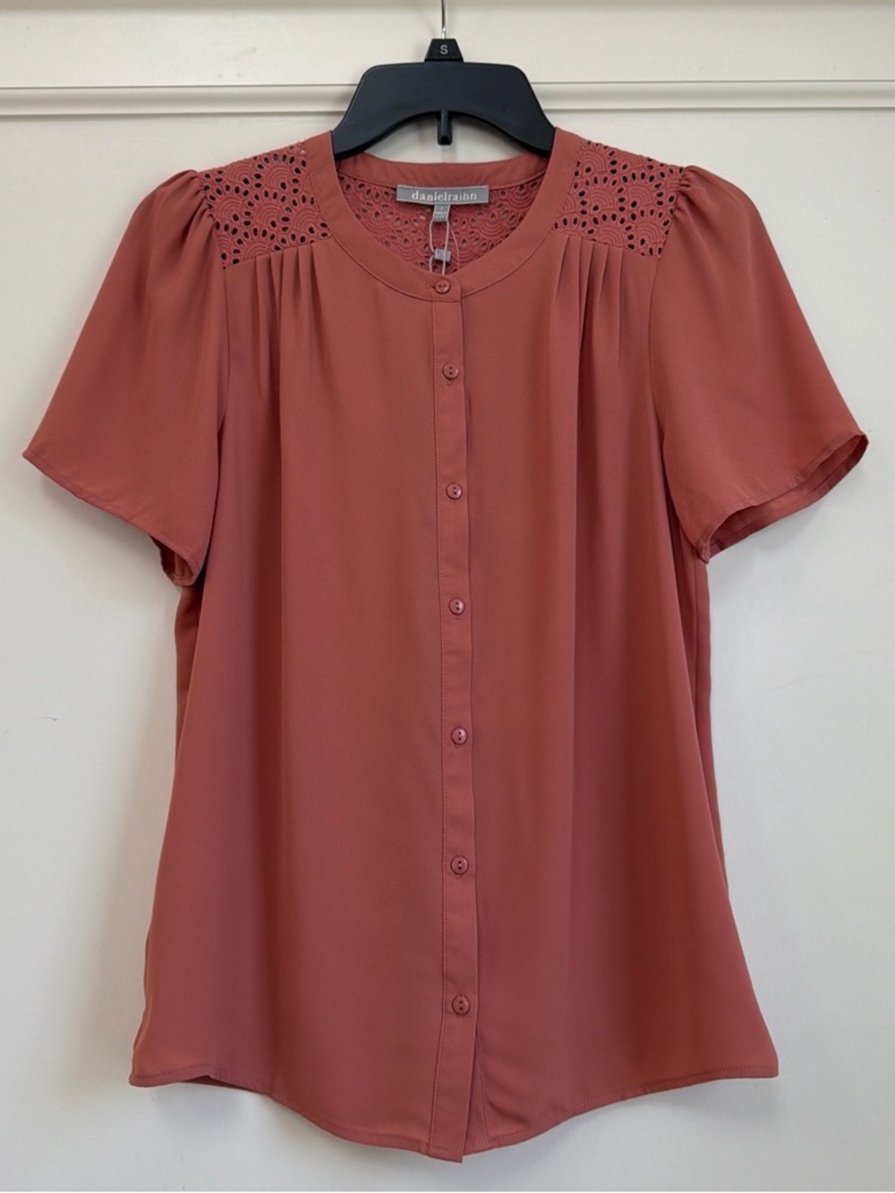 Daniel Rainn Dusty Rose Eyelet Yoke Button Front Flutter Sleeve Blouse S NWT